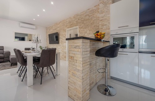 Maslenica Apartment | Lovely apartment in Maslenica with WiFi
