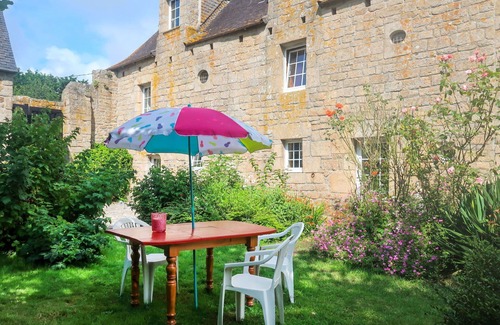 Pont-l'Abbe Villa | Lovely apartment in villa for 4 people with terrace and pets allowed