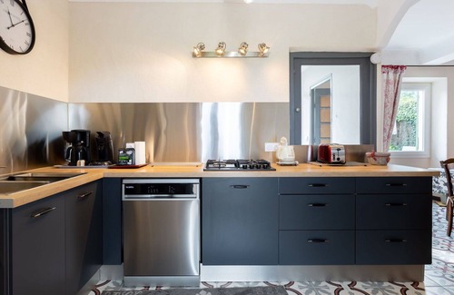 Menerbes House | Lovely apartment in villa for 2 guests with WIFI, TV and patio