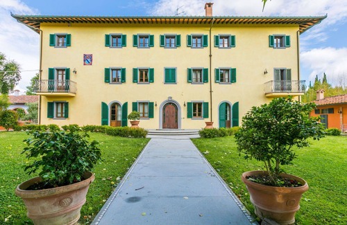 Fucecchio Villa | Lovely apartment in villa for 15 people with A/C, hot tub, private pool, WIFI, TV and pets allowed