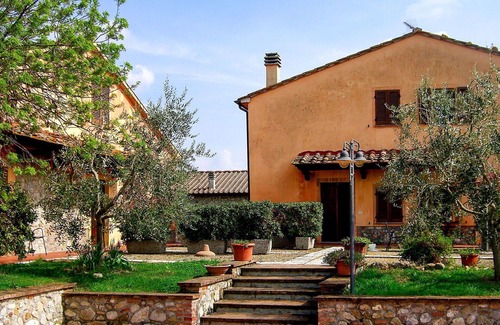 Lajatico Villa | Lovely apartment in villa for 2 guests with pool, WIFI, TV and patio