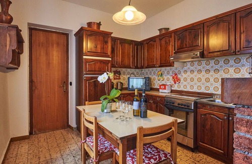 Porlezza House | Lovely apartment in villa for 4 guests with WIFI, pool, TV, patio and pets allowed