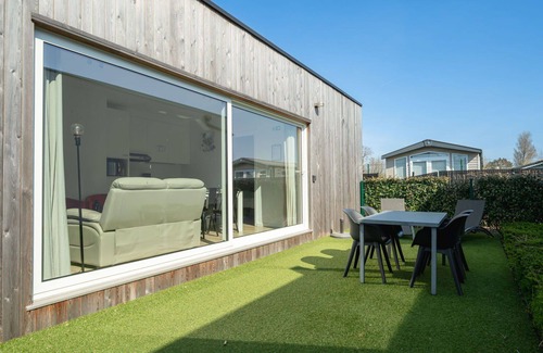 Bredene House | Lovely apartment in villa for 4 guests with WIFI, A/C, TV, terrace and pets allowed