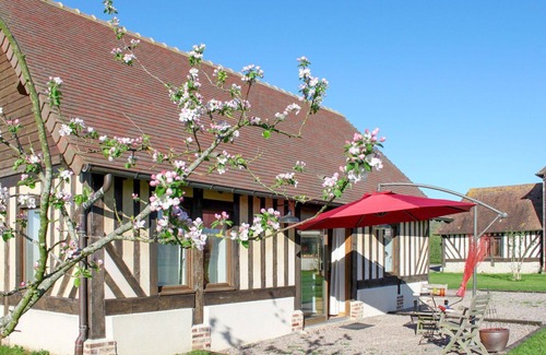 Victot - Pontfol House | Lovely apartment in villa for 3 guests with WIFI, pool, TV, patio and pets allowed