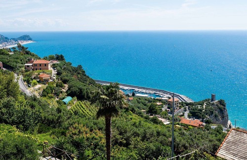 Finale Ligure Apartment | Lovely apartment for 5 people with A/C, WIFI, TV and patio