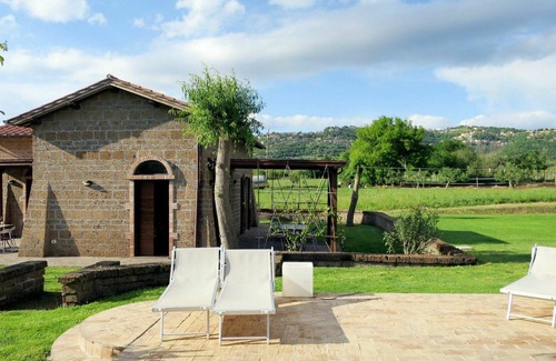 Montefiascone Villa | Lovely apartment in villa with pool, WIFI, TV, patio, pets allowed, panoramic view and parking