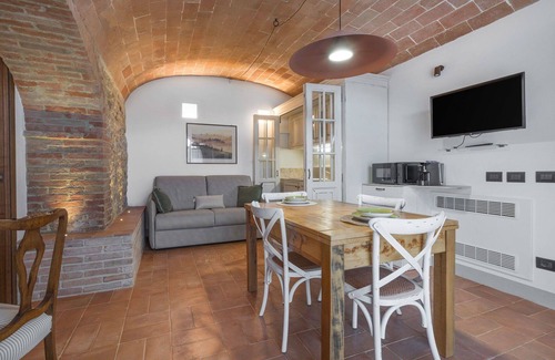 Monteriggioni Apartment | Lovely apartment for 2 guests with A/C, WIFI, pool, TV and pets allowed, close to Siena