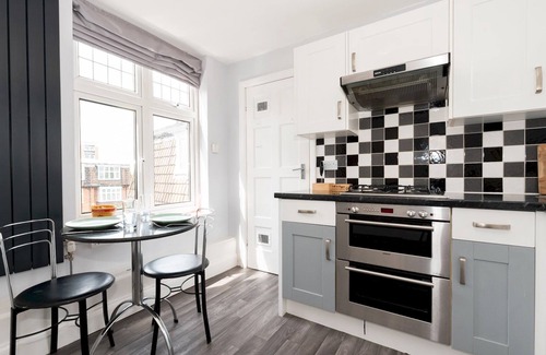 Grove Apartment | Lovely apartment near River, 20 minutes to London | Pass The Keys