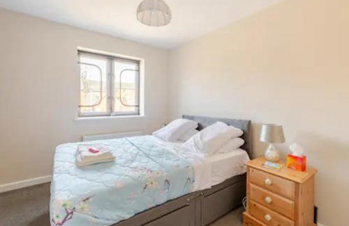 Milton Keynes Apartment | Lovely Apartment with Garden & Parking