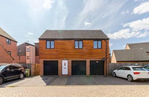 Milton Keynes Apartment | Lovely Apartment with Garden & Parking