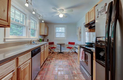 Black Mountain House | Lovely Arts & Crafts Bungalow in downtown Black Mountain - 15mins from Asheville