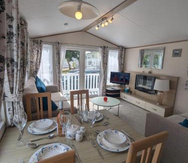 New Forest District Resort | LOVELY BRIGHT AND AIRY CARAVAN ON THE 5 Star SHOREFIELD COUNTRY PARK ENTERTAINMENT PASSES INCLUDED