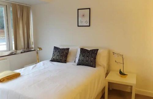 Binley House | Lovely Bright Room in Coventry