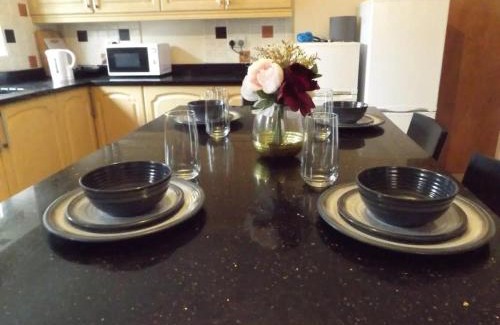 Binley House | Lovely Bright Room in Coventry