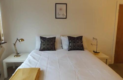 Binley House | Lovely Bright Room in Coventry
