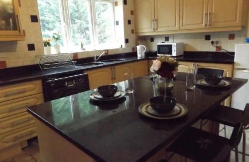 Binley House | Lovely Bright Room in Coventry