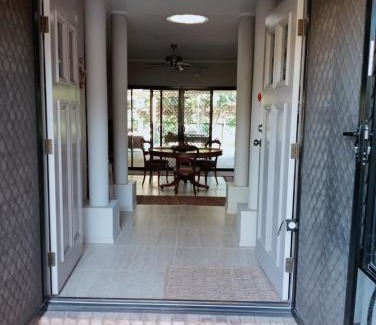 Collingwood Park Bed & Breakfast | Lovely, bright single bedroom, private bathroom, coffee beakfast, relax, near shopping Malls