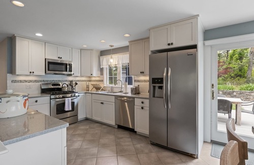 South Chatham House | Lovely Cape Cottage Home < 1 mile to the beach!