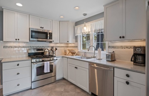 South Chatham House | Lovely Cape Cottage Home < 1 mile to the beach!