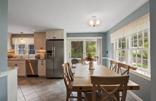 South Chatham House | Lovely Cape Cottage Home < 1 mile to the beach!