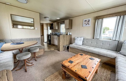 Oulton Broad House | Lovely caravan with decking and free WiFi in Lowestoft ref 12106B