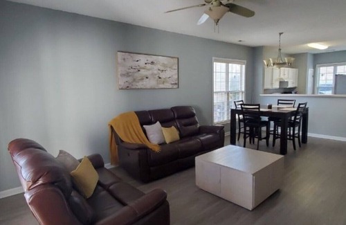 Northeast Raleigh House | Lovely & Charming 2BD | 2.5BTH Minimalistic Town House on a Golf Course
