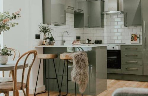 Chorlton-cum-Hardy Apartment | Lovely Chorlton Flat! 5 Seconds to Bus Stop & 2 Minutes to Tram Station