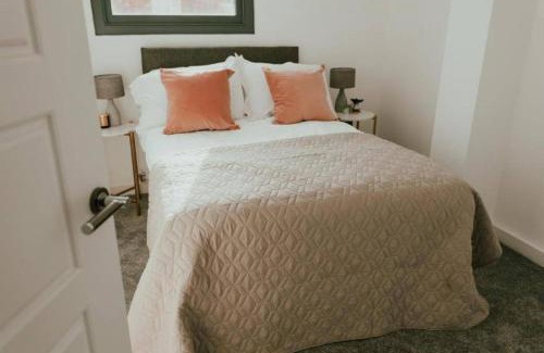 Chorlton-cum-Hardy Apartment | Lovely Chorlton Flat! 5 Seconds to Bus Stop & 2 Minutes to Tram Station