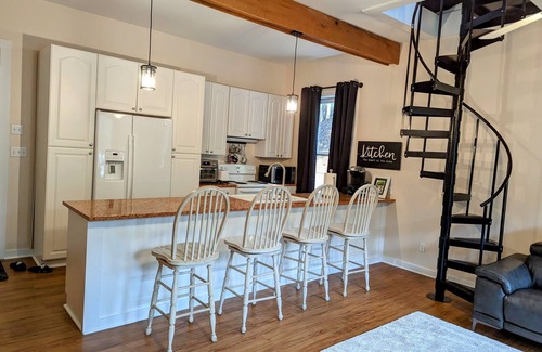 Maryville House | Lovely Cottage w/screened porch overlooking a creek & minutes from the Dragon!