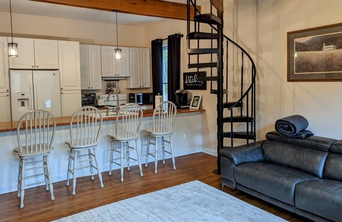 Maryville House | Lovely Cottage w/screened porch overlooking a creek & minutes from the Dragon!