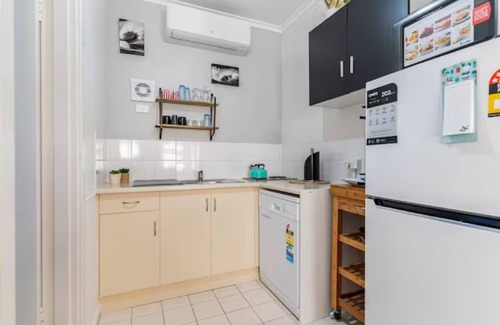 Glenelg Apartment | Lovely Driftwood Taft Apartment. Close to Beach & Everything! n