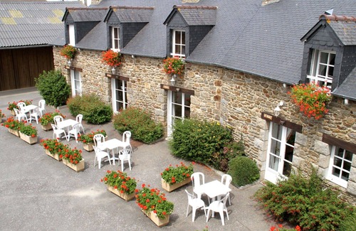 Saint-Jouan-des-Guerets Apartment | Lovely apartment for 4 people with pool, WIFI, TV and terrace