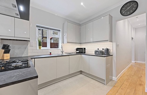 West Ealing Apartment | Lovely Garden Flat within proximity of Elizabeth Line in West Ealing