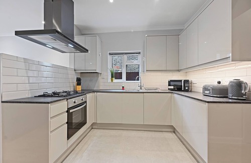 West Ealing Apartment | Lovely Garden Flat within proximity of Elizabeth Line in West Ealing