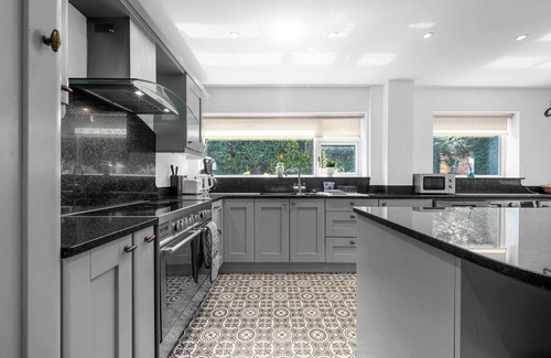 Cheadle House | Lovely Greater MCR Family Home by City SuperHost