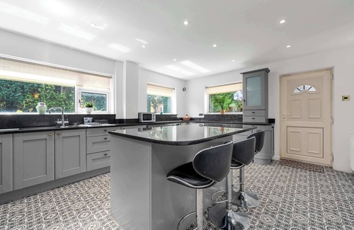 Cheadle House | Lovely Greater MCR Family Home by City SuperHost