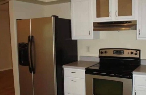 Palm Bay House | Lovely home 20 minutes to Melbourne beach, 3br 2bath king bed, deck, EV charger