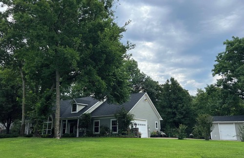 Muskogee House | Lovely home in country setting nestled on a hill overlooking creek and greenbelt