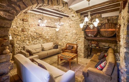 El Vilosell House | Lovely Home In Vilosell With Wifi