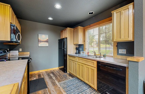 Redmond Ski Chalet | Lovely home with deck, shared pool, gym, hot tub, & tennis
