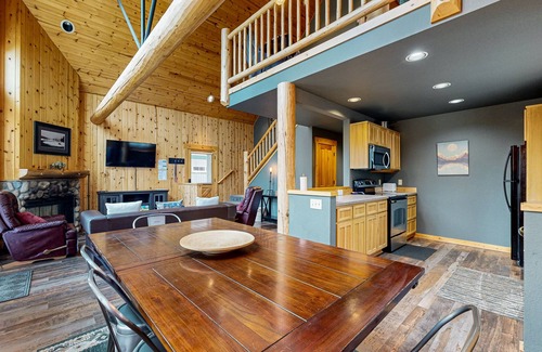 Redmond Ski Chalet | Lovely home with deck, shared pool, gym, hot tub, & tennis