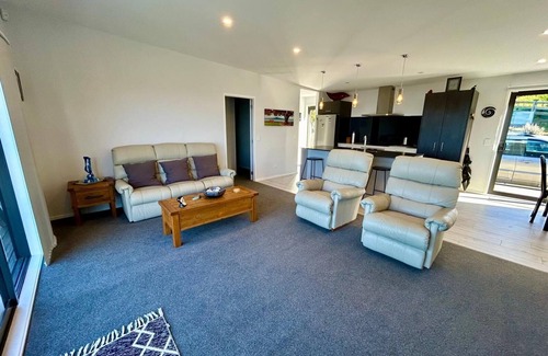 Cable Bay House | Lovely House with Beach Access & Water Toys with stunning views of Coopers Beach