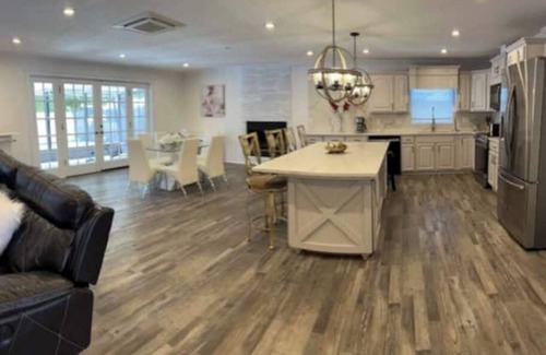 Town N County Park House | Lovely house with pool.