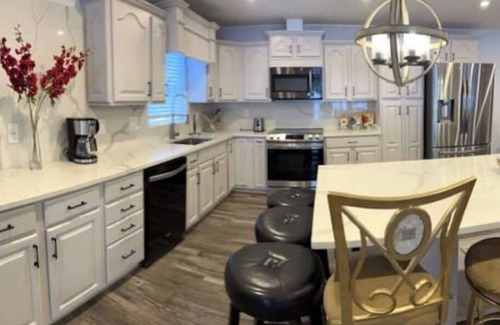 Town N County Park House | Lovely house with pool.