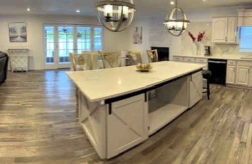 Town N County Park House | Lovely house with pool.