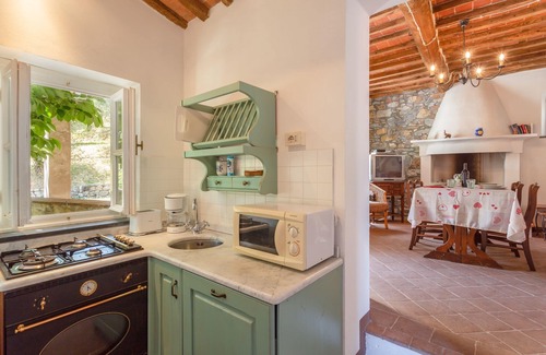 Gugliano Villa | Lovely apartment in villa with pool, WIFI, TV, patio and pets allowed, close to Lucca
