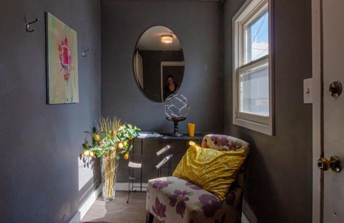 Des Moines Apartment | Lovely King Bed Loft near Downtown, free parking
