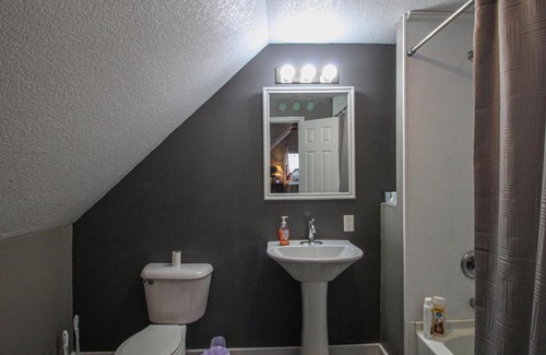 Des Moines Apartment | Lovely King Bed Loft near Downtown, free parking