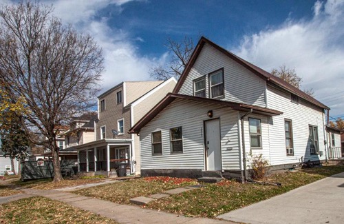 Des Moines Apartment | Lovely King Bed Loft near Downtown, free parking