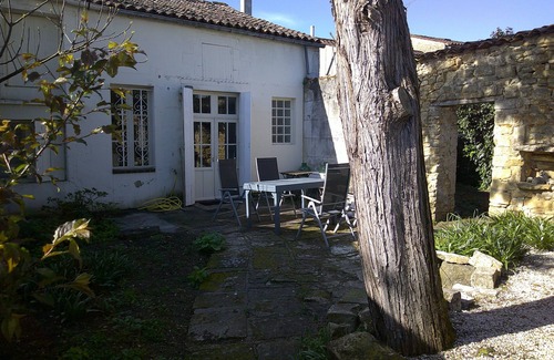 Burie House | Lovely Large Charentaise House Near Shops For Families Or Couple